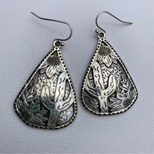 🆕 Western sunflower desert cactus silver tone dangle earrings
